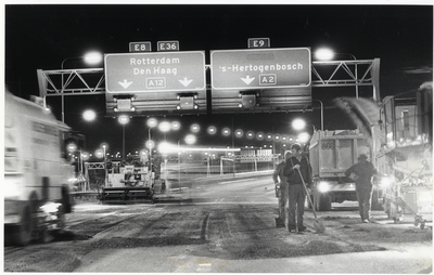 404580 Afbeelding van nachtelijke wegwerkzaamheden aan de A12 / A2 bij het verkeersknooppunt Oudenrijn bij Utrecht.